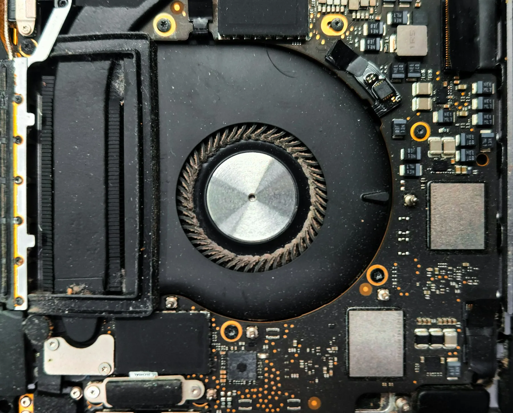 Ventoinha e placa de um notebook aberto